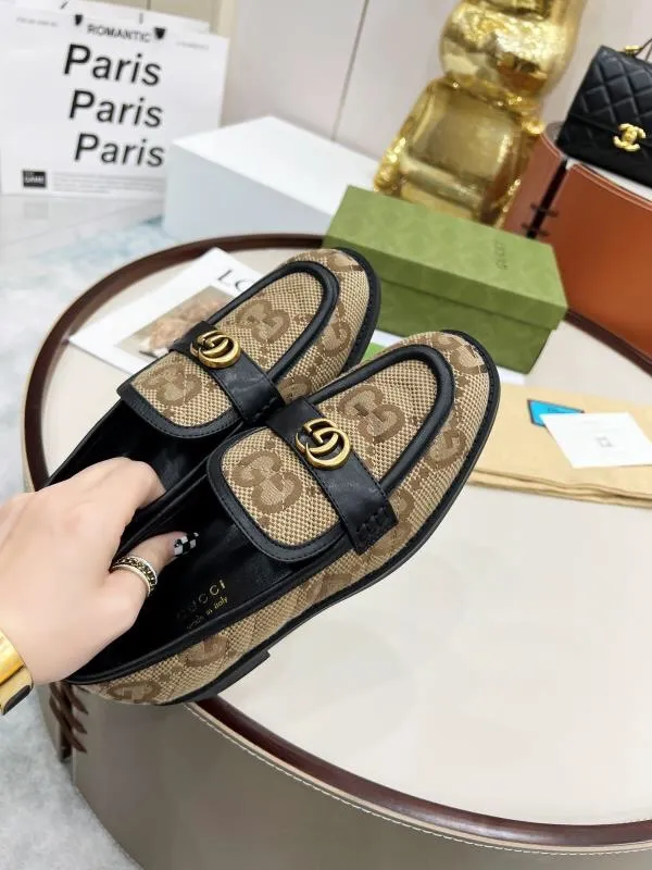 👟👟Ex-factory price 440👟👟 2022 new G family classic design loafers, made of V-shaped quilted effect leather, double G monogram evolved from Gucci, calf leather, mixed sheepskin lining, heel height 1.5 cm, original molded wear-resistant Tpu outsole. Code number 35-42,
